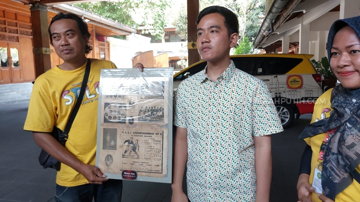 Balai Kota Jadi Pasar Barang Bekas, Gibran Beli Kliping Koran Sepak Bola Terbitan 1935