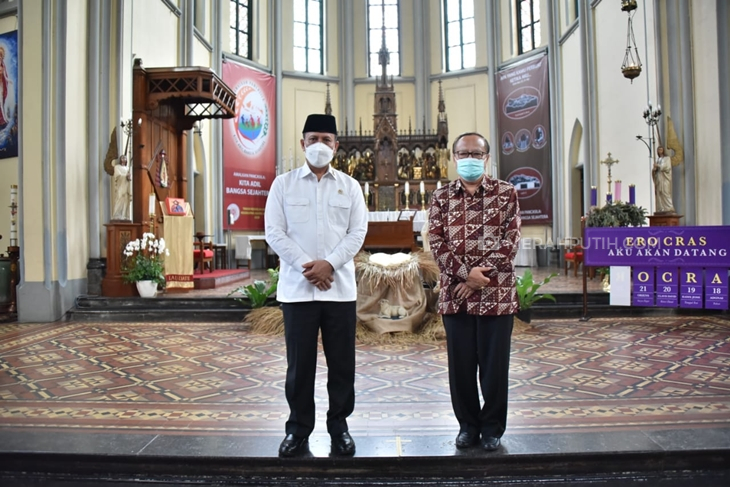   Kepala BNPT Boy Rafli Amar (kiri)  berfoto bersama Kardinal Ignatius Suharyo, di Katedral, Jakarta Pusat, Selasa (22/12). (Foto: MP/Kanugrahan)