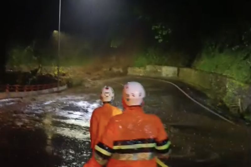 Jalan Cadas Pangeran Sumedang Jawa Barat Lumpuh Total Akibat Longsor