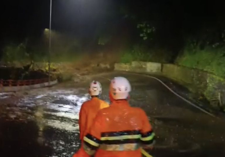 Jalan Cadas Pangeran Sumedang Jawa Barat Lumpuh Total Akibat Longsor