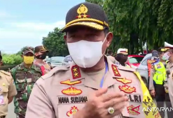 Kapolda Metro Jaya Irjen Pol Nana Sudjana memberikan keterangan kepada awak media usai memantau check point PSBB di Pasar Jumat, Jakarta Selatan, Sabtu (11/4) (ANTARA/Laily Rahmawaty)