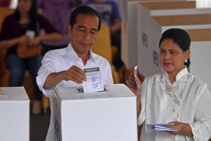 Presiden Joko Widodo (kiri) bersama Ibu Negara Iriana Joko Widodo (kanan) menggunakan hak pilihnya di TPS 008, Gambir, Jakarta, Rabu (17/4/2019). ANTARA FOTO/Akbar Nugroho Gumay/foc.