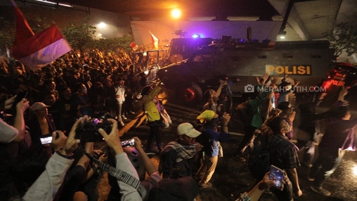 Sebagian mahasiswa masih bertahan depan Gedung DPR dibubarkan paksa oleh polisi dengan tembakan gas air mata (MP/Rizki Fitrianto)