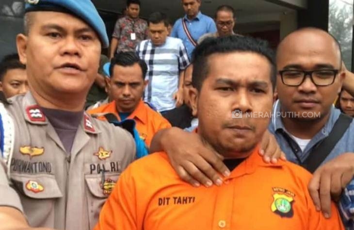 Dua eks anggota Brimob (baju oranye) yang menjadi terdakwa kasus teror penyiraman air keras Penyidik KPK Novel Baswedan. (Foto: MP/Kanugrahan)
