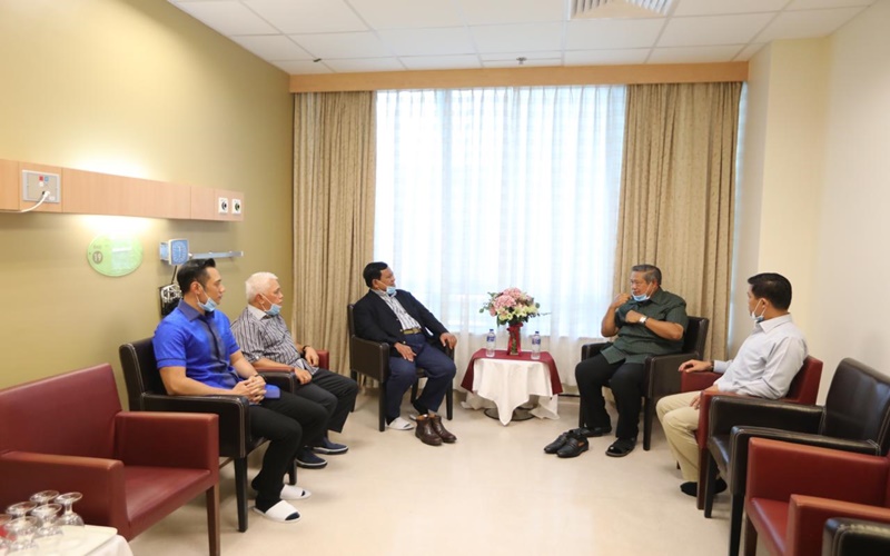 Meski Sibuk, Prabowo Sempatkan Jenguk Ani Yudhoyono di Singapura