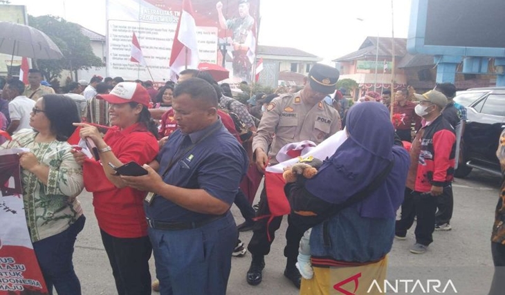 Sambut HUT Ke-78 RI, Kapolres Toba Bagikan 10 Juta Bendera Merah Putih