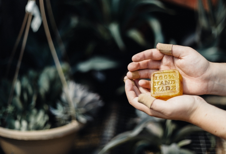 Membeli produk kosmetik yang ramah lingkungan (Foto: Pexels/Allie Smith)
