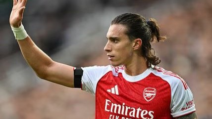 Momen Unik saat Laga Newcastle vs Arsenal, Wasit Larang Riccardo Calafiori Pinjam Handuk Nick Pope