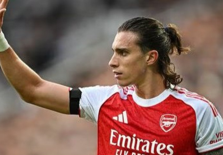 Momen Unik saat Laga Newcastle vs Arsenal, Wasit Larang Riccardo Calafiori Pinjam Handuk Nick Pope