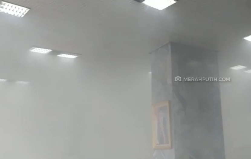 Asap pekat kebakaran di Gedung Nusantara III DPR. Foto: MP.Kanu