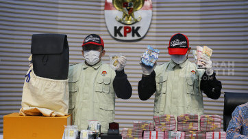 KPK Pamerkan Barang Bukti OTT Suap Impor Bea Cukai, Sita Logam Mulia 5,3 Kg