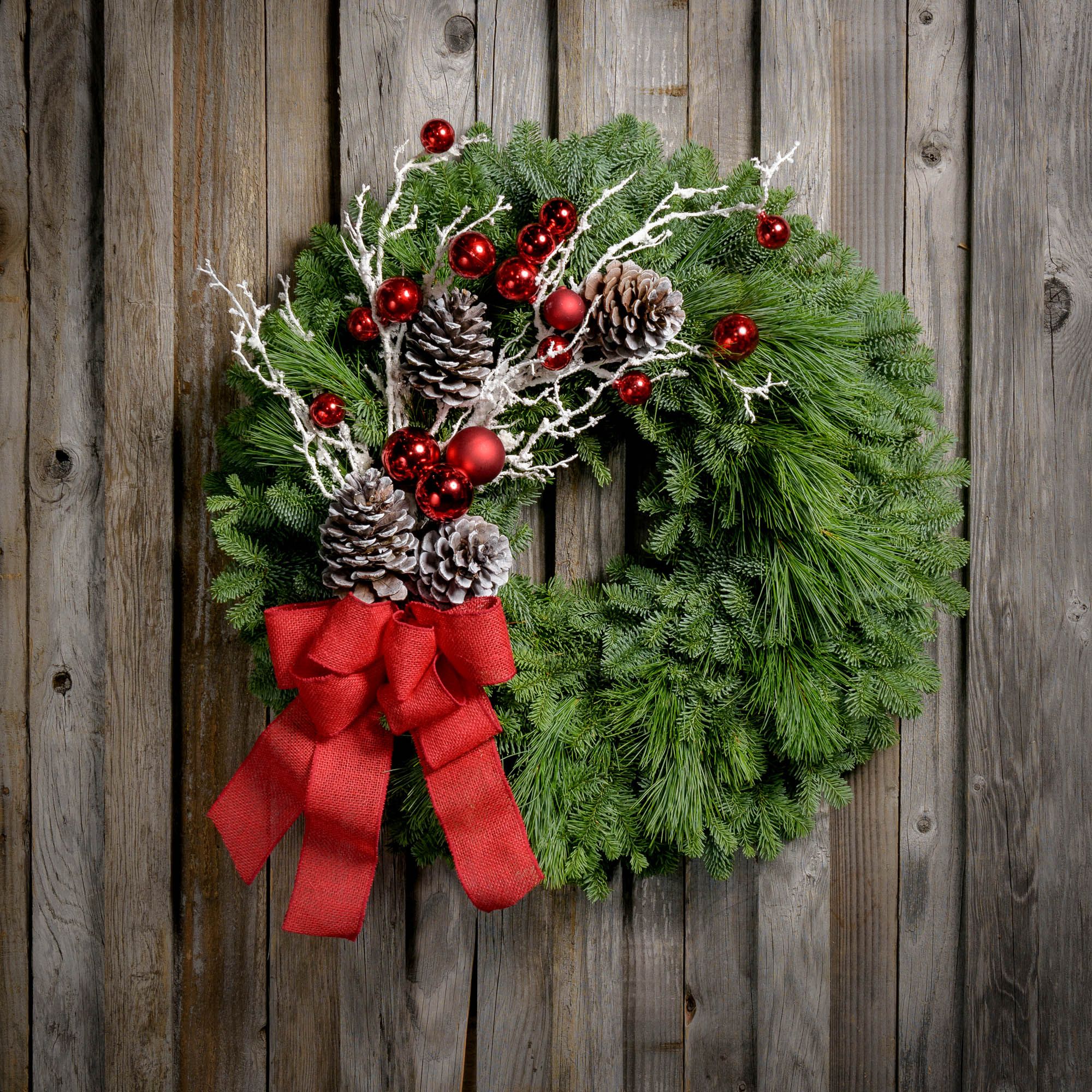 Christmas wreath untuk diletakkan di depan pintu. (Footo House BEautiful)