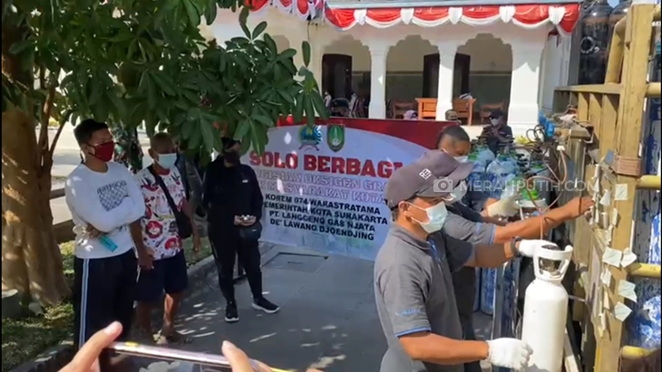  Ratusan warga mengantre layanan isi ulang oksigen gratis yang diadakan Pemkot Solo, Sabtu (31/7). (MP/Ismail)