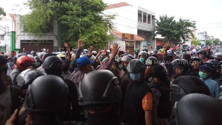 Massa Banser dan Pagar Nusa dari PCNU Solo bentrok dengan ormas Islam di Kantor PCNU Solo, Jumat (6/12). (Foto: MP/Ismail)