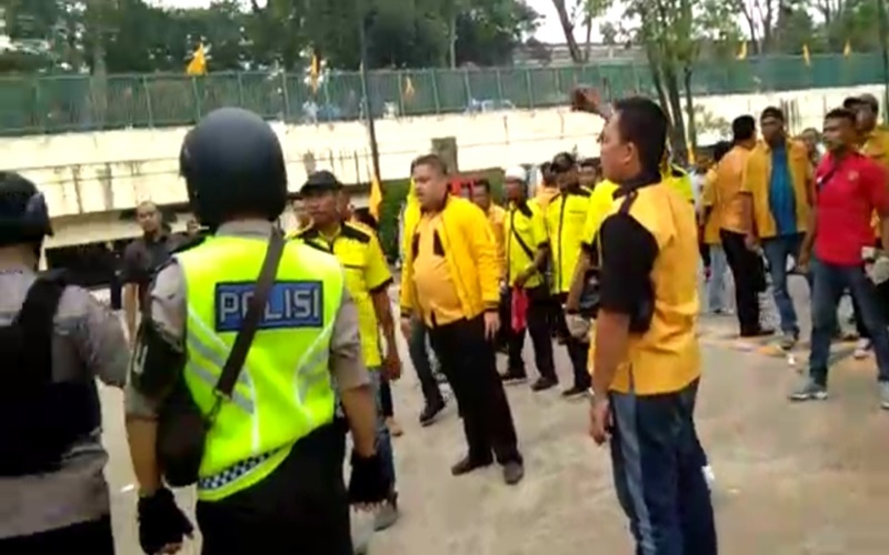 Massa MKGR pro Bamsoet diserbu dan diserang 