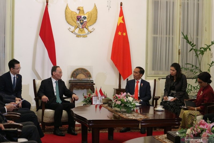 Usai dilantik, Presiden Joko Widodo langsung bertemu Wakil Presiden China Wang Qishan di Istana Merdeka Jakarta pada Minggu (20/10) malam. ANTARA FOTO/Desca Lidya Natalia.