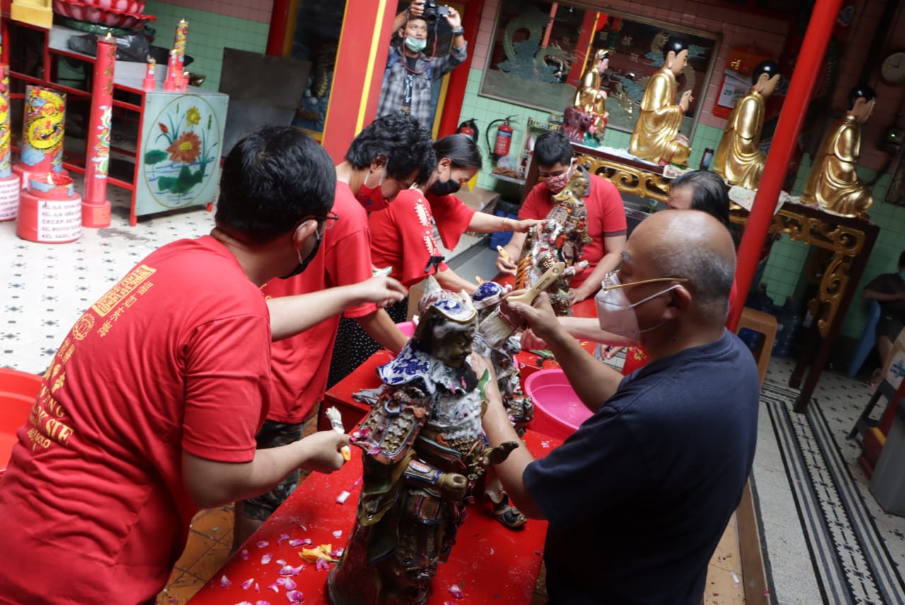 Umat Tri Dharma membersihkan tempat ibadah Klenteng Tien Kok Sie Pasar Gede Solo, Jawa Tengah, Senin (1/2). (MP/Ismail)