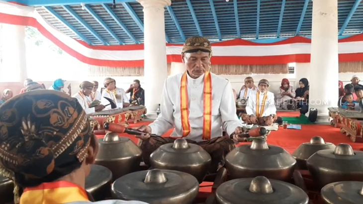 Gamelan pusaka Kyai Guntur Madu dan Kyai Guntur Sari dikeluarkan dan ditabuh di halaman Masjid Agung Keraton Solo, Sabtu (1/10). (MP/Ismail)