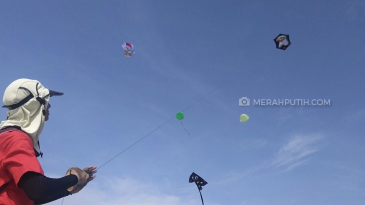 Layang-Layang Warna-Warni Hiasi Langit Tanjung Lesung