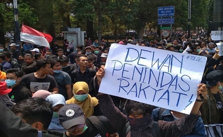 Massa mengecam DPR yang dinilai kurang aspiratif dalam menyusun undang-undang