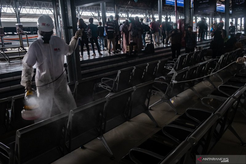 Petugas menyemprotkan cairan disinfektan di area ruang tunggu penumpang Stasiun Tawang, Semarang, Jawa Tengah, Minggu (15/3/2020). ANTARA FOTO/Aji Styawan/aww. (ANTARA FOTO/AJI STYAWAN)