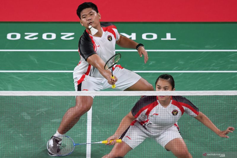 Ganda campuran Indonesia Praveen Jordan/Melati Daeva Oktavianti mengembalikan kok ke arah ganda campuran China Si Wei Zheng/Ya Qiong Huang dalam perempat final Olimpiade Tokyo 2020 di Musashino Forest Sport Plaza, Tokyo, Jepang, Rabu (28/7/2021). ANTARA FOTO/Sigid Kurniawan/