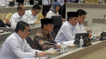 Raker Menteri Desa PDTT dan Menteri Transmigrasi dengan Komisi V DPR Bahas Program Kerja APBN 2025