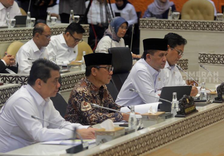 Raker Menteri Desa PDTT dan Menteri Transmigrasi dengan Komisi V DPR Bahas Program Kerja APBN 2025