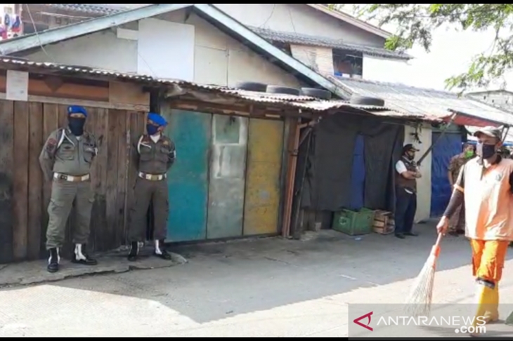 Toko pedagang yang tutup dijaga aparat Satuan Polisi Pamong Praja Kecamatan Kembangan untuk sterilisasi cegah penyebaran COVID-19 di Pasar Kemiri, Kembangan, Jakarta Barat, Selasa (1/7/2020). (ANTARA/Devi Nindy)