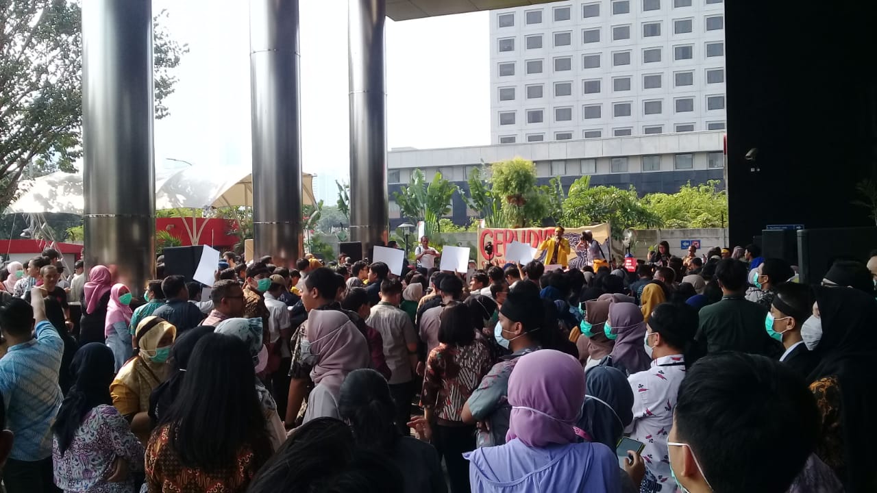 Ratusan orang yang terdiri dari Koalisi Kawal Capim KPK dan pegawai KPK menggelar aksi memprotes Pansel Calon Pimpinan KPK yang dinilai tetap meloloskan sejumlah nama yang diduga bermasalah hingga tahap wawancara dan uji publik atau seleksi tahap akhir. Foto: MP/Ponco