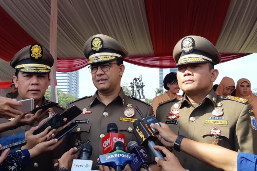 Gubernur DKI Jakarta, Anies Rasyid Baswedan menjadi inspektur upacara (irup) Perayaan HUT Satuan Polisi Pamung Praja (Satpol PP) DKI ke 69 di Lapangan Silang Monas Sisi Selatan, Jakarta Pusat, Rabu (7/8). Foto: MP/Asropih
