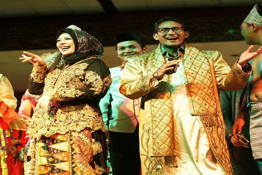 Dukung Suami, Nur Asia Temani Sandiaga Uno dalam Debat Kedua Pilgub DKI