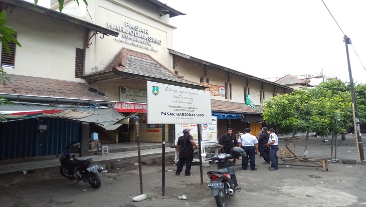 Petugas Linmas berjaga di Kelurahan Bumi, Kecamatan Laweyan, Solo, Jawa Tengah setelah diberlakukan  Lockdown, Senin (26/10). (MP/Ismail).