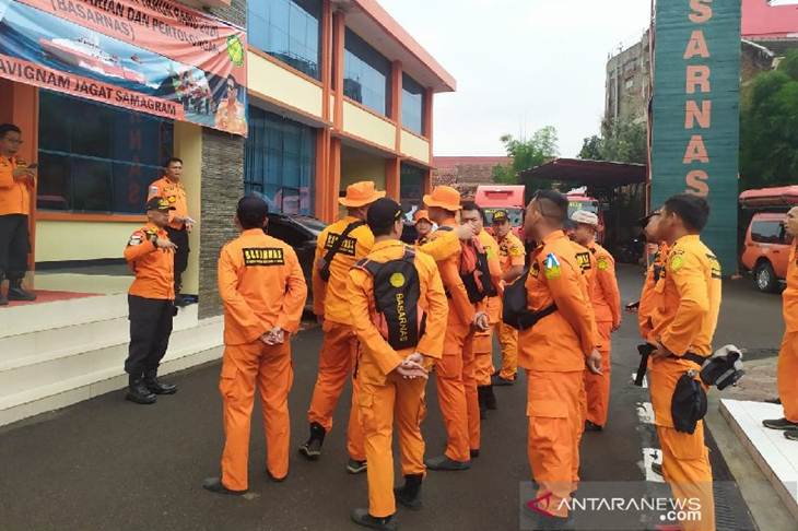 Sejumlah petugas bersiap untuk membantu penanganan banjir di Kantor Pencarian dan Pertolongan Bandung di Jalan Raya Bandung-Garut, Cimanggung, Kabupaten Sumedang, Jawa Barat, Kamis (2/1/2020). (ANTARA/HO Basarnas)