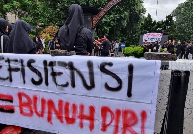 BEM UNS Solo Demo 100 Hari Prabowo, Soroti Kebijakan Pemangkasan Anggaran 