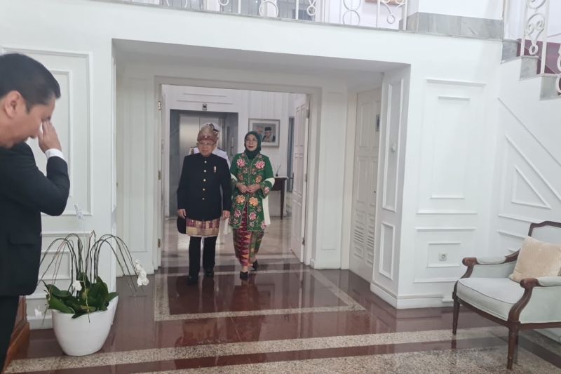 Wapres Ma'ruf Kenakan Baju Palembang, Istrinya Pakai Adat Betawi