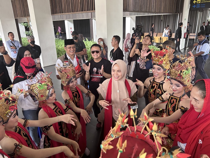 Lanjutkan Safari Politik di Banyuwangi, Siti Atikoh Disambut Tarian Jejer