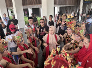 Lanjutkan Safari Politik di Banyuwangi, Siti Atikoh Disambut Tarian Jejer