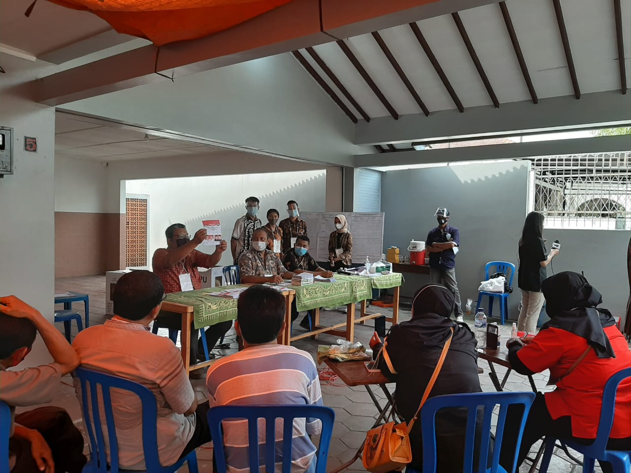 Anggota KPPS melakukan perhitungan suara pada Pilwakot Solo di TPS 08, Kelurahan Penumping, Kecamatan Laweyan, Solo, Rabu (9/12). (Ismail/Jawa Tengah)