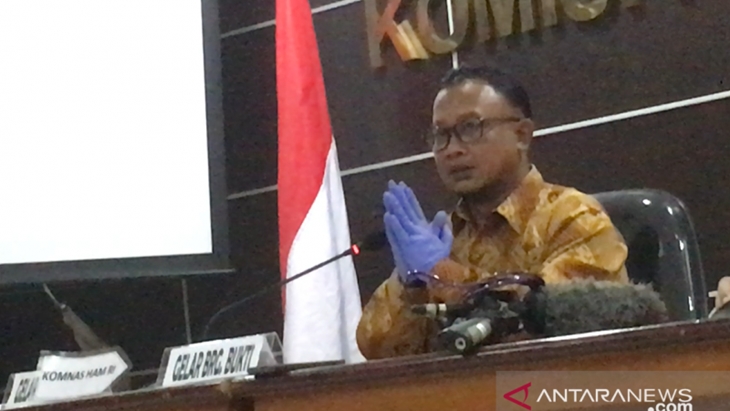 Ketua Tim Pemantauan dan Penyelidikan Komnas HAM Choirul Anam saat ditemui wartawan di gedung Komnas HAM Jakarta, Senin (28/12/2020). (ANTARA/ Abdu Faisal)