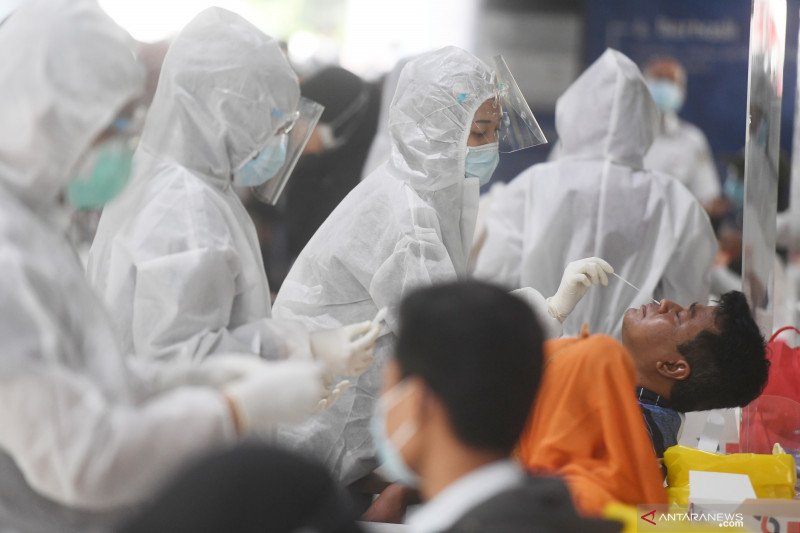 Warga mengikuti tes cepat antigen di Stasiun Gambir, Jakarta, Selasa (22/12/2020). ANTARA FOTO/Akbar Nugroho Gumay/hp.