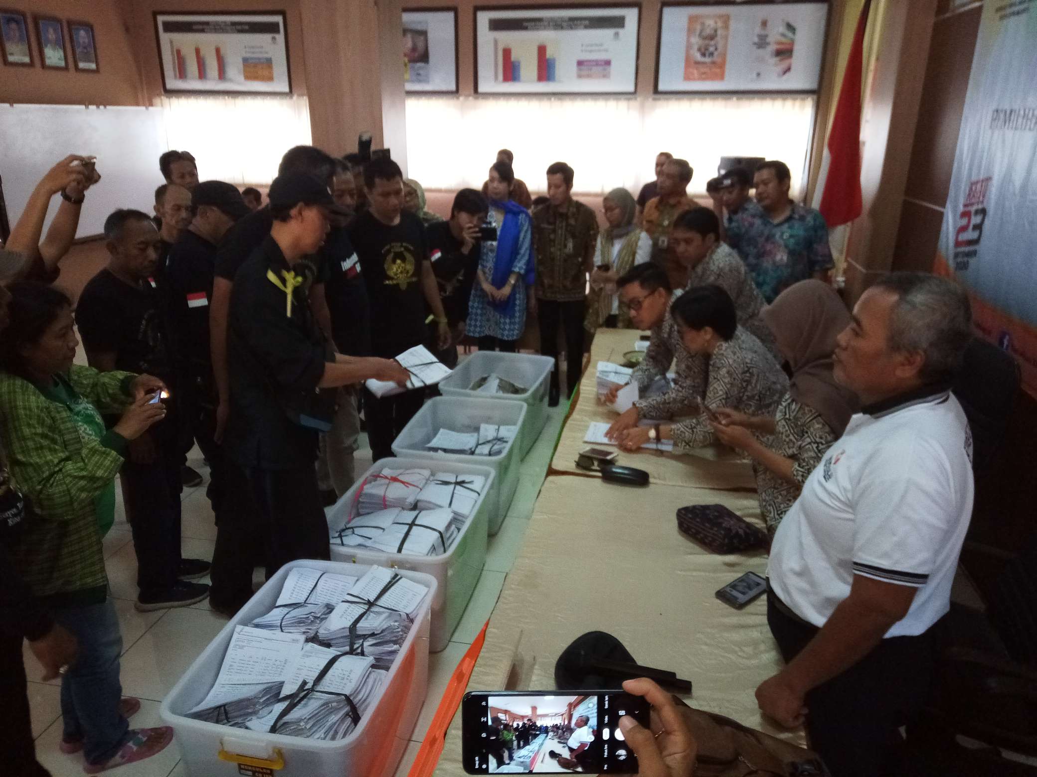 Petugas KPU Solo melakukan pengecekan administrasi dokumen berkas dukungan dari jalur perseorangan, Jumat (21/2). (MP/Ismail)