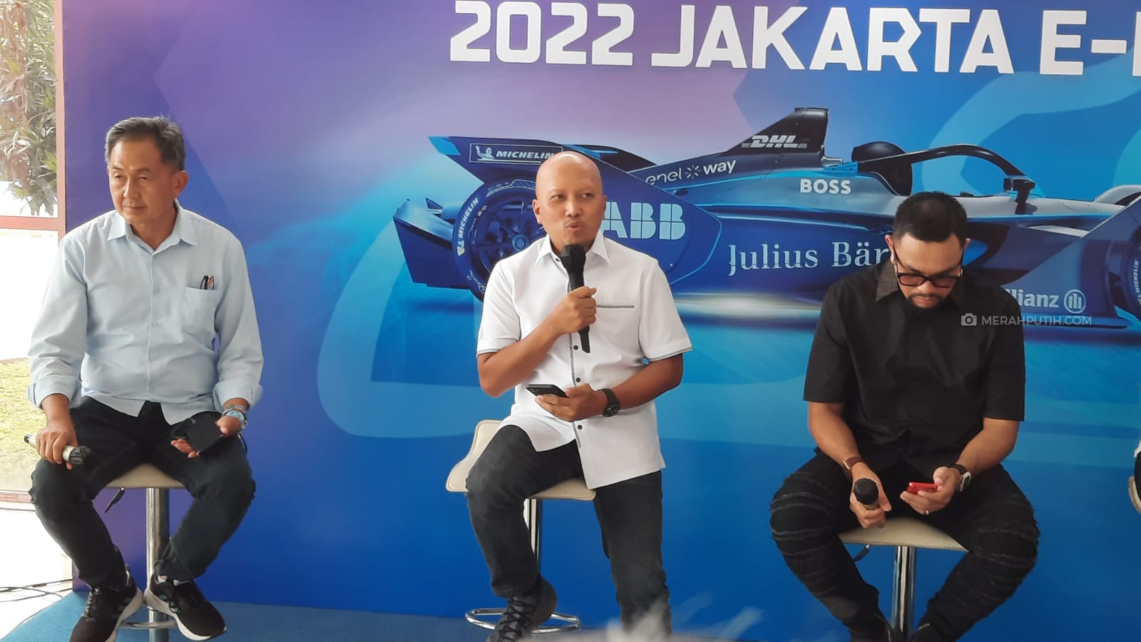 Managing Director Formula E Gunung Kartiko (tengah) saat konferensi pers di Mal ABC, Ancol, Jakarta Utara, Kamis (19/5). Foto: MP/Asropih