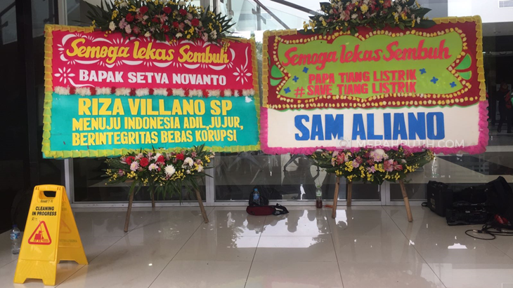 Dirawat di RSCM, Setnov Dapat Karangan Bunga