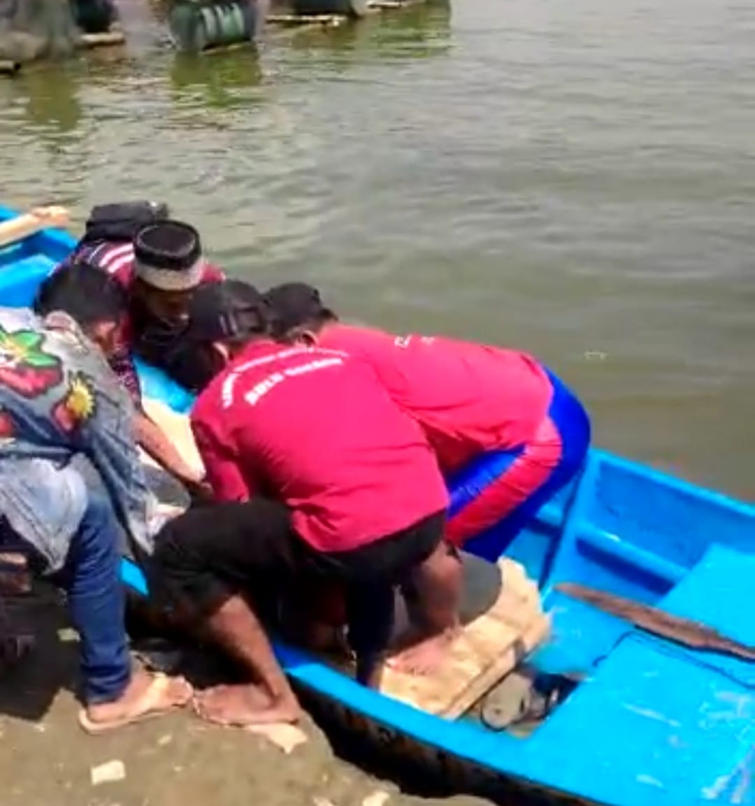 Evakuasi korban perahu wisata di Waduk Kedung Ombo. (Foto: Tim Sar)