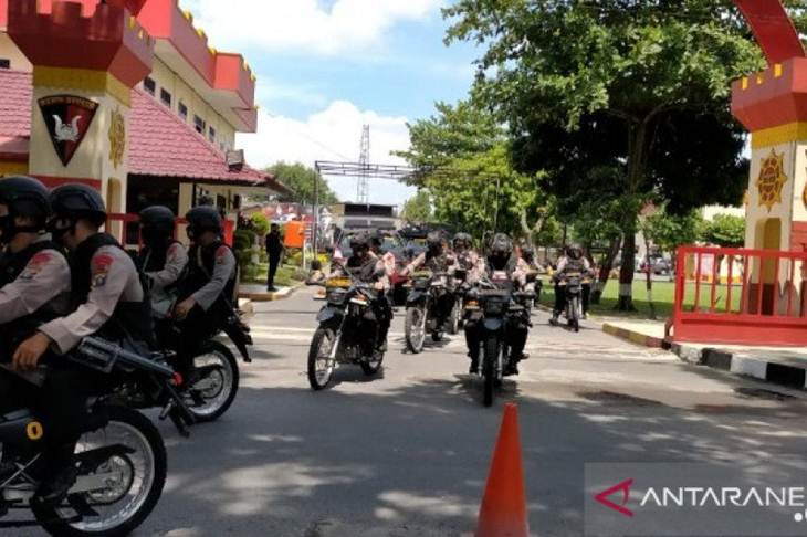 Sat Brimob Polda Sumatera Utara (Sumut), Rabu (13/5) kembali menggelar patroli berskala besar di Kota Medan guna menciptakan situasi kamtibmas yang aman dan kondusif serta memberikan imbauan terhadap masyarakat tentang bahaya COVID-19. (ANTARA/Nur Aprilliana Br Sitorus)