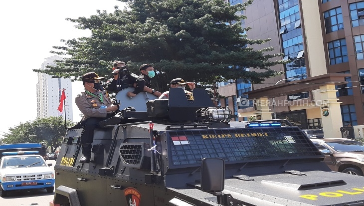 Polri dan TNI Semprot Disinfektan ke Jalanan Kosong Jakarta 