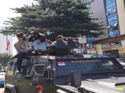 Polri dan TNI Semprot Disinfektan ke Jalanan Kosong Jakarta 