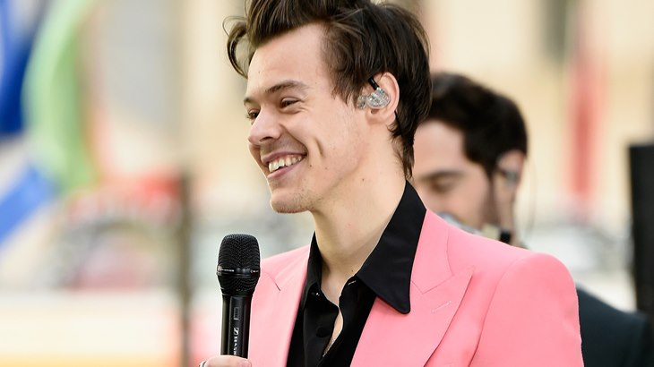 Harry Styles Belikan Pizza Untuk Penggemarnya