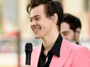 Harry Styles Belikan Pizza Untuk Penggemarnya